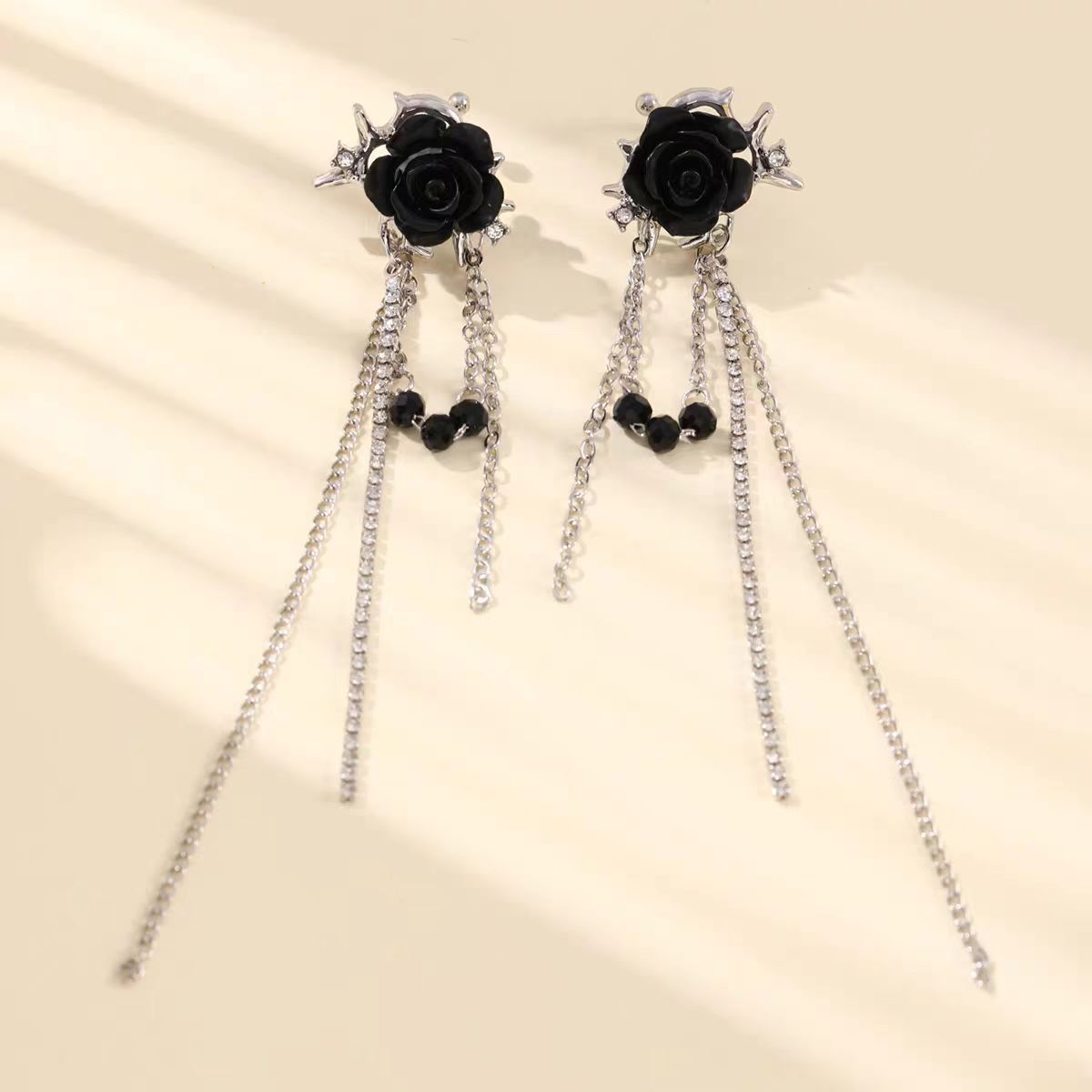 Pendientes largos con flecos elegantes y diamantes con aguja de plata Pendientes de todo fósforo de temperamento de nicho Pendientes simples y ligeros de lujo de alta gama Mujeres