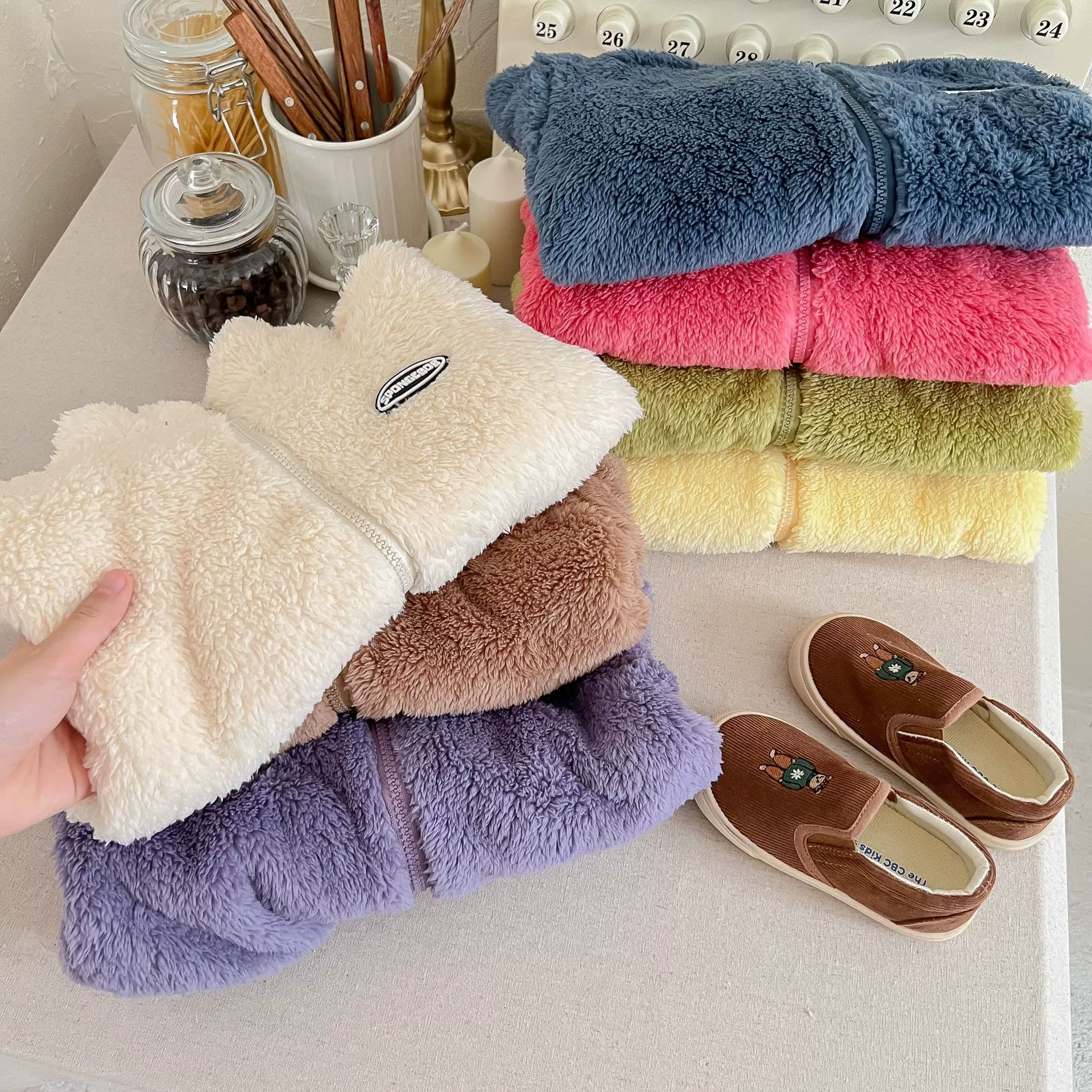 Детские осенне-зимние фланелевые куртки для мальчиков и девочек, теплые коралловые бархатные куртки, детские красочные бархатные топы, детская одежда.