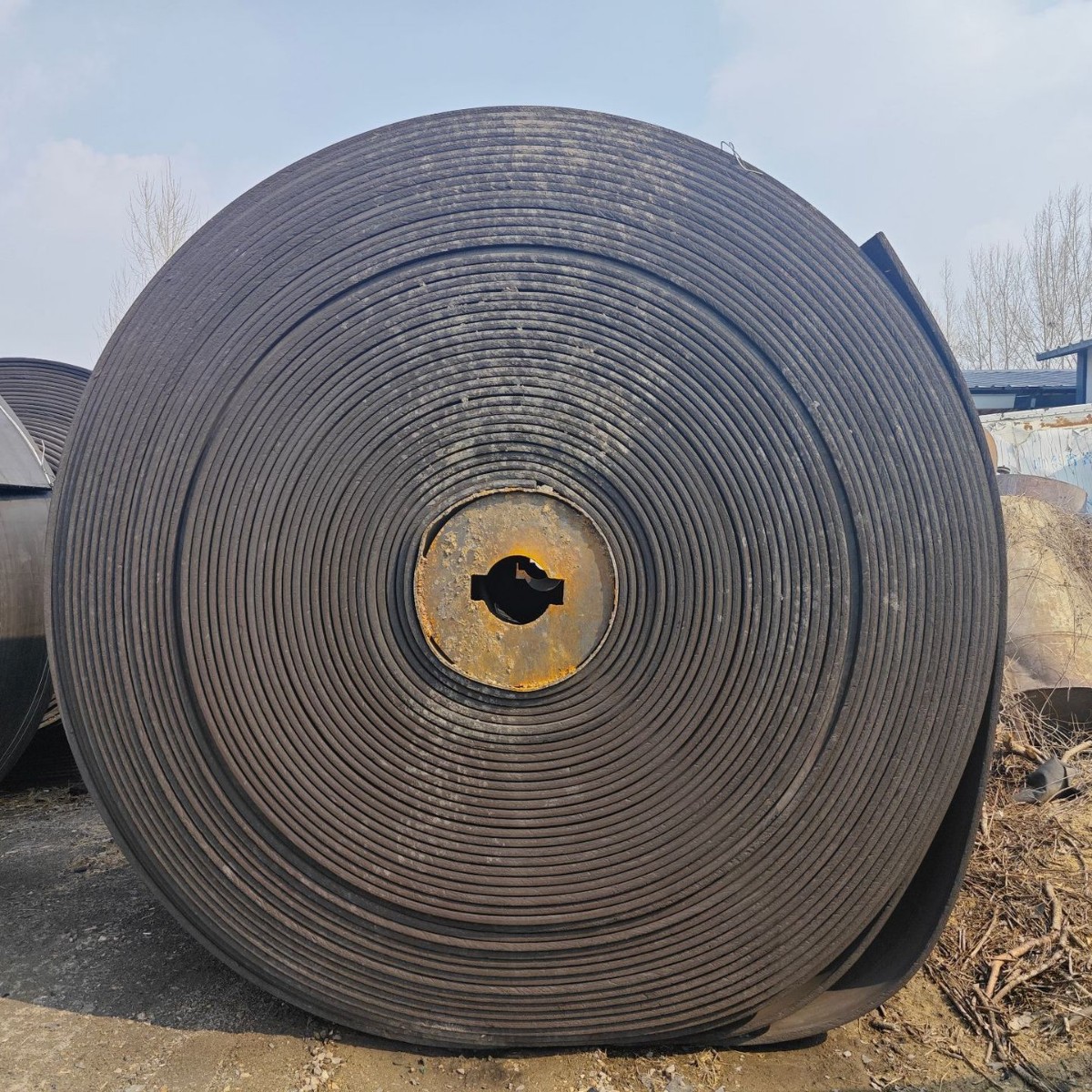 厂家直供汽车大梁垫皮挡泥板玻璃架防撞边条可裁剪废旧输送带