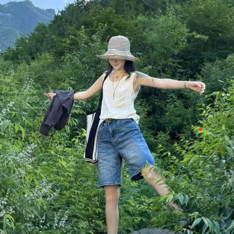 Fashionable high-waisted denim shorts for women, 2026 summer new style, loose fit, slimming, casual, versatile, trendy knee-length shorts