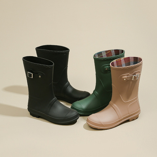 Fashionable women's medium-height waterproof rain boots, one-piece slip-resistant water boots for adults, wearable outdoor shoes