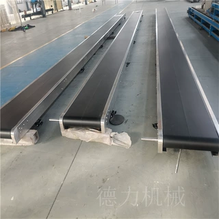 行李箱传输机车站机场行李箱输送机黑色皮带运输机机场行李安检线