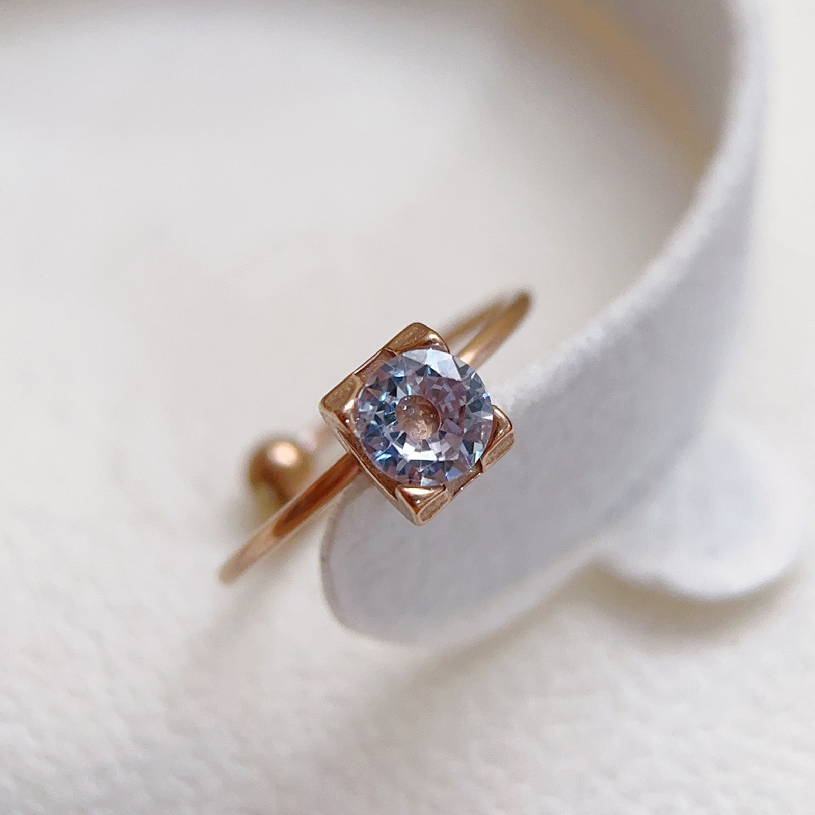 Anillo de circón redondo brillante de cuatro garras de oro rosa, lujo simple y ligero, anillo de oro de color de alta gama, incrustaciones de lujo ligero en vivo