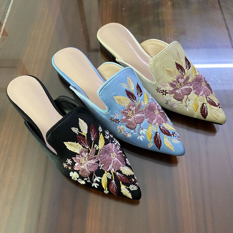 Chengmei Foot Non-slip Women's Shoes Embroidered Floral Flat Pointed Mueller Slippers Baotou Outer Wear Shoes Vintage Pumps