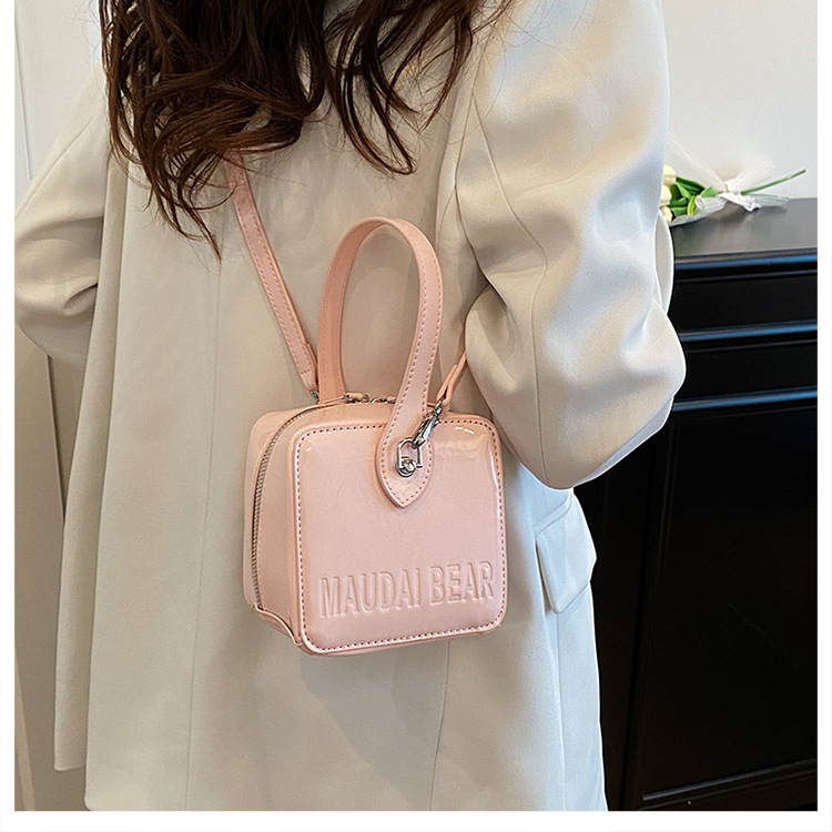 A new trendy and stylish handbag for women in 2025, featuring a red single-shoulder crossbody small square bag Specification drawing