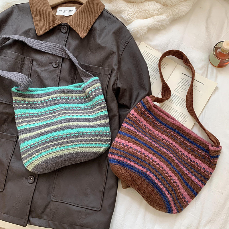 Bolsa de hombro de punto otoño y invierno nueva línea de color de contraste de gran capacidad bolsa de cartero bolsa de cabello perezosa bolsa de mochila