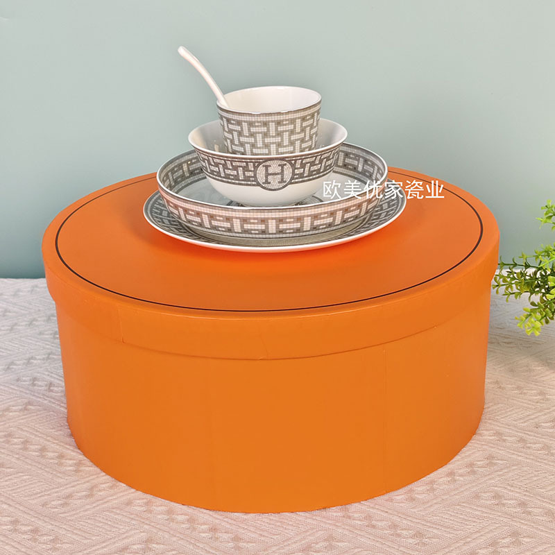 Cross-border direct sales European-style "Love Home" gray carriage five-piece dinnerware set for home use, light luxury bowls, plates, spoons, cups gift box Cross-border direct sales European-style "Love Home" gray carriage five-piece dinnerware set for home use, light luxury bowls, plates, spoons, cups gift box