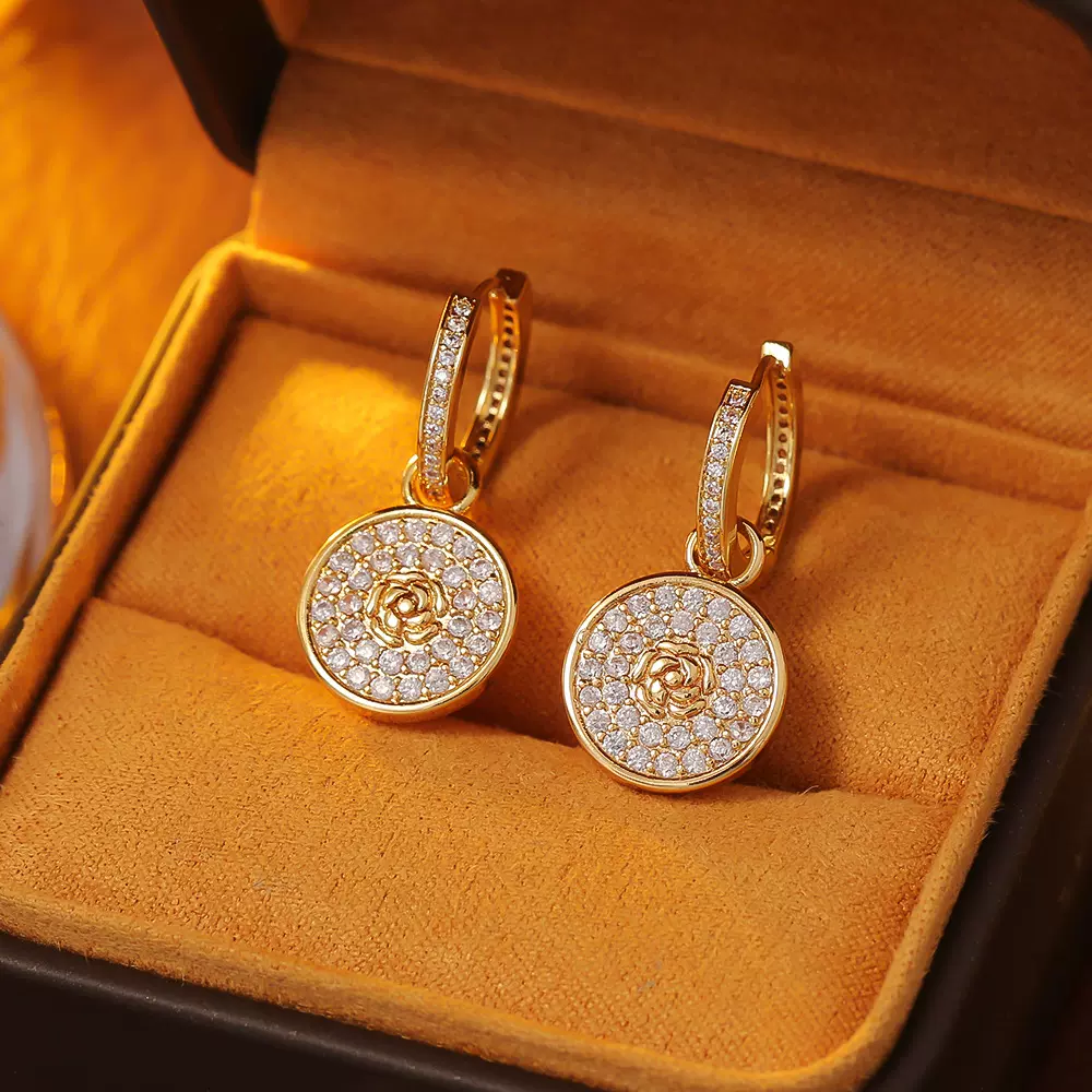 一款两戴精致锆石耳环时尚高级感气质玫瑰耳饰日常通勤网红风耳坠