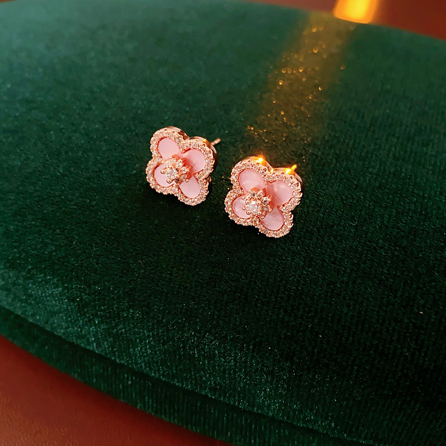 Pendientes de flor de trébol con aguja de plata, collar exquisito de todo fósforo retro francés, lujo ligero, traje de moda de alta gama