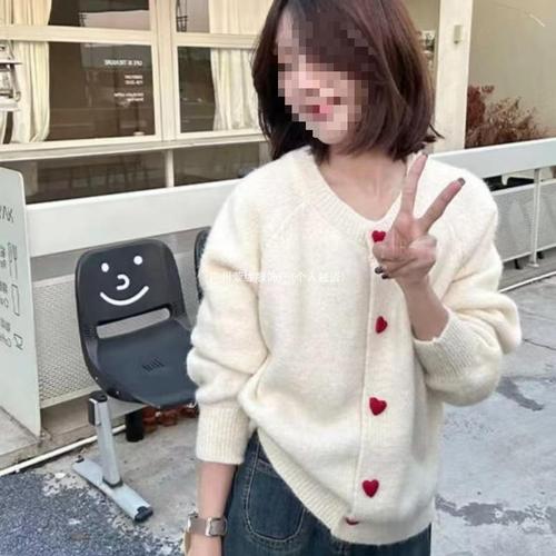 Korean-style lazy round neck sweater jacket for women, autumn and winter loose and slimming heart-shaped button soft yarn knit sweater