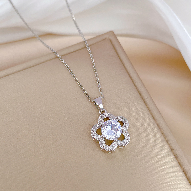 Five Leaf Flower Necklace In Titanium Steel With Gold Finish For Women_voghion.com