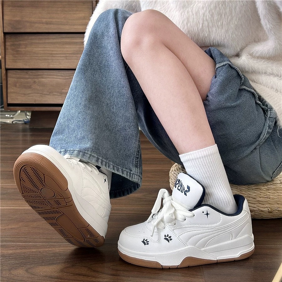 Zapatos de mujer 2026 nuevos zapatos de skate de pan transpirables para niñas zapatos deportivos de suela gruesa pequeños zapatos blancos para mujeres estilo casual diario