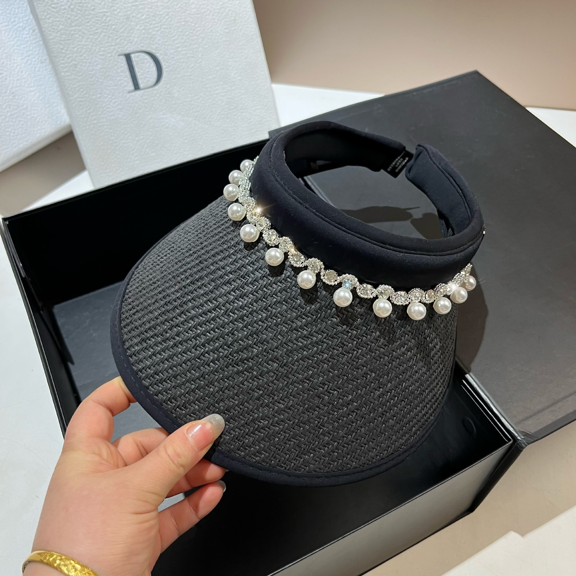 Korean version of Xiaoxiangfeng light luxury pearl rhinestone hollow top for women's summer outdoor travel, lightweight_voghion.com