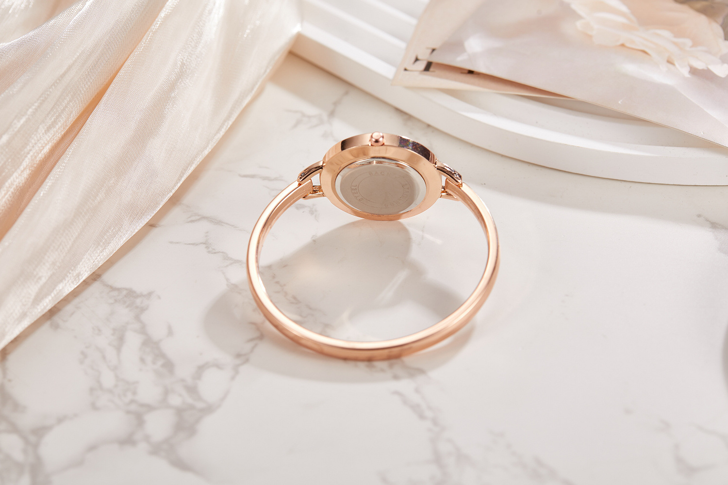 Orologio da donna elegante con bracciale traforato alla moda_voghion.com