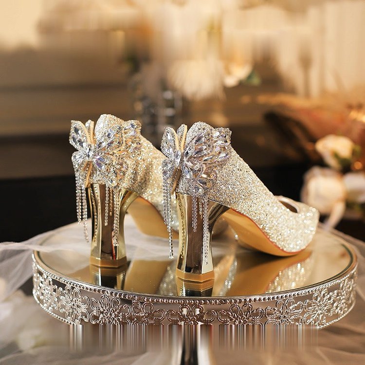 Sapatos de salto alto femininos 2025 primavera novos sapatos de casamento com ponta fina de cristal e laço de lantejoulas com salto grosso.