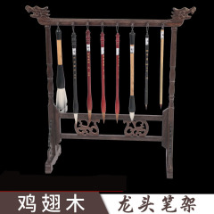 文房四宝のペンホルダーのペンは赤い木を掛けて多く蛇口のペンを使って大きい小さいサイズの手羽の木のプラスチックの筆の棚を置いて卸売りします。