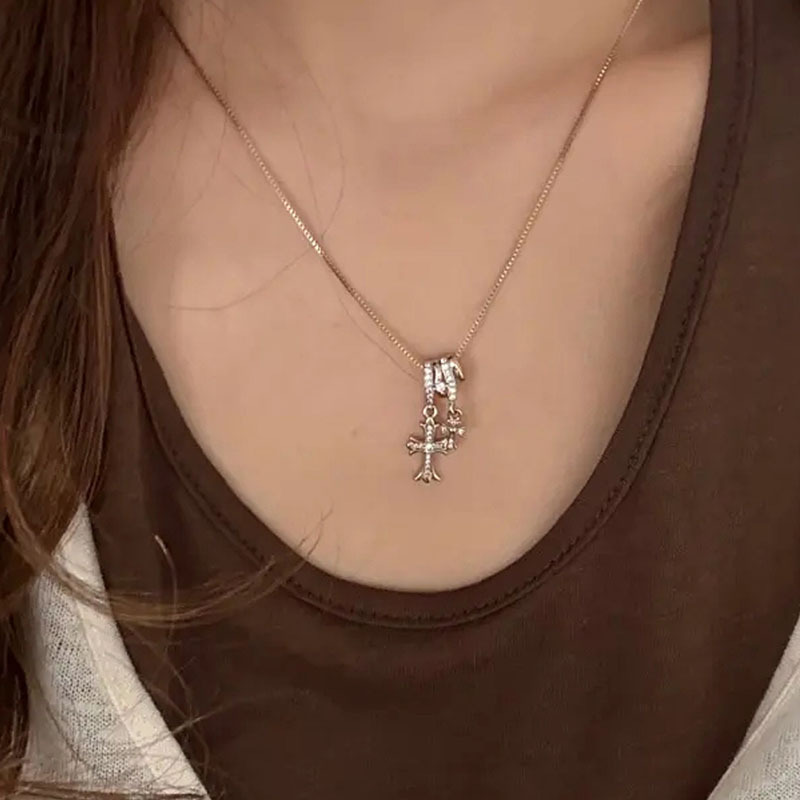 Unique and sweetly cool cross pendant necklace for women, fashionable and light luxury, versatile layered collarbone chain, 2026 new model