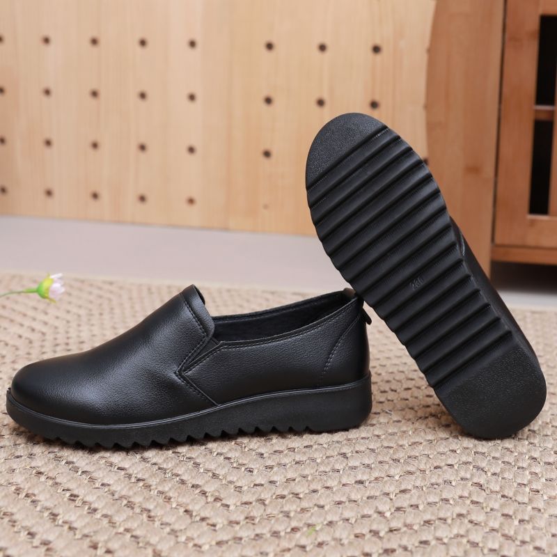 Zapatos de trabajo de cuero suave de primavera y otoño negro, cómodo restaurante antideslizante con suela suave, zapatos de cuero de mediana edad para madres mayores