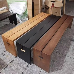 木のベンチのベンチのベンチは簡単に民宿しています。