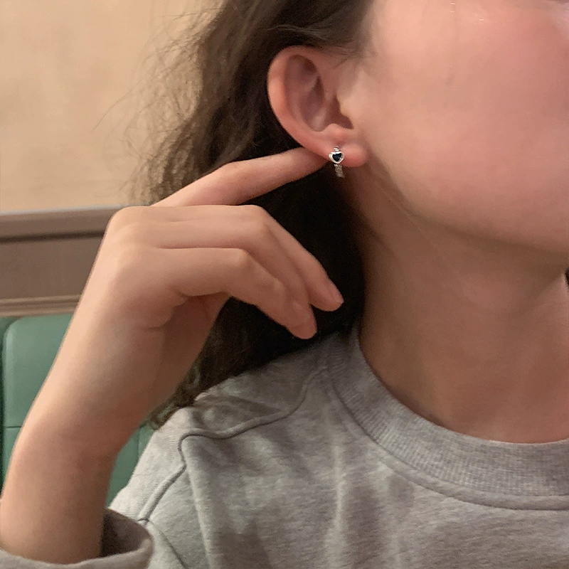 Черные изысканные маленькие серьги, простой и элегантный дизайн.