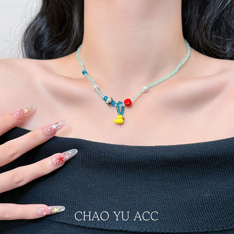 Resort-style green beaded duck pendant necklace, high-end, exquisite, niche, versatile for everyday wear, simple collarbone chain