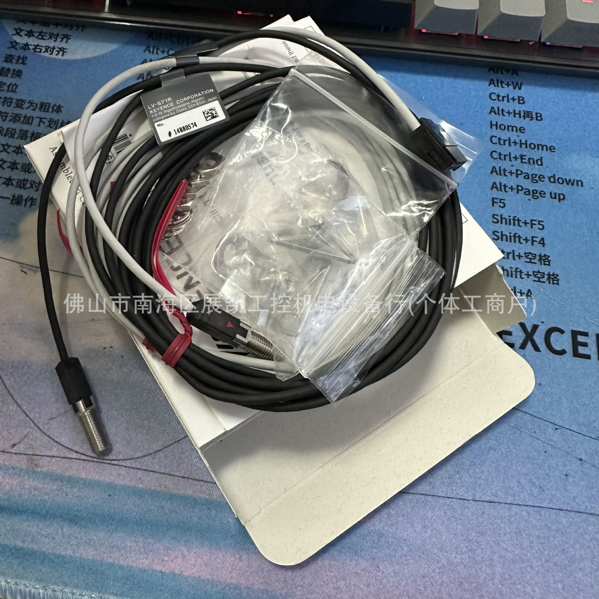 日本 基恩士KEYENCE 原装LV-S71R 实拍 LV-S71T 数字激光传感器头