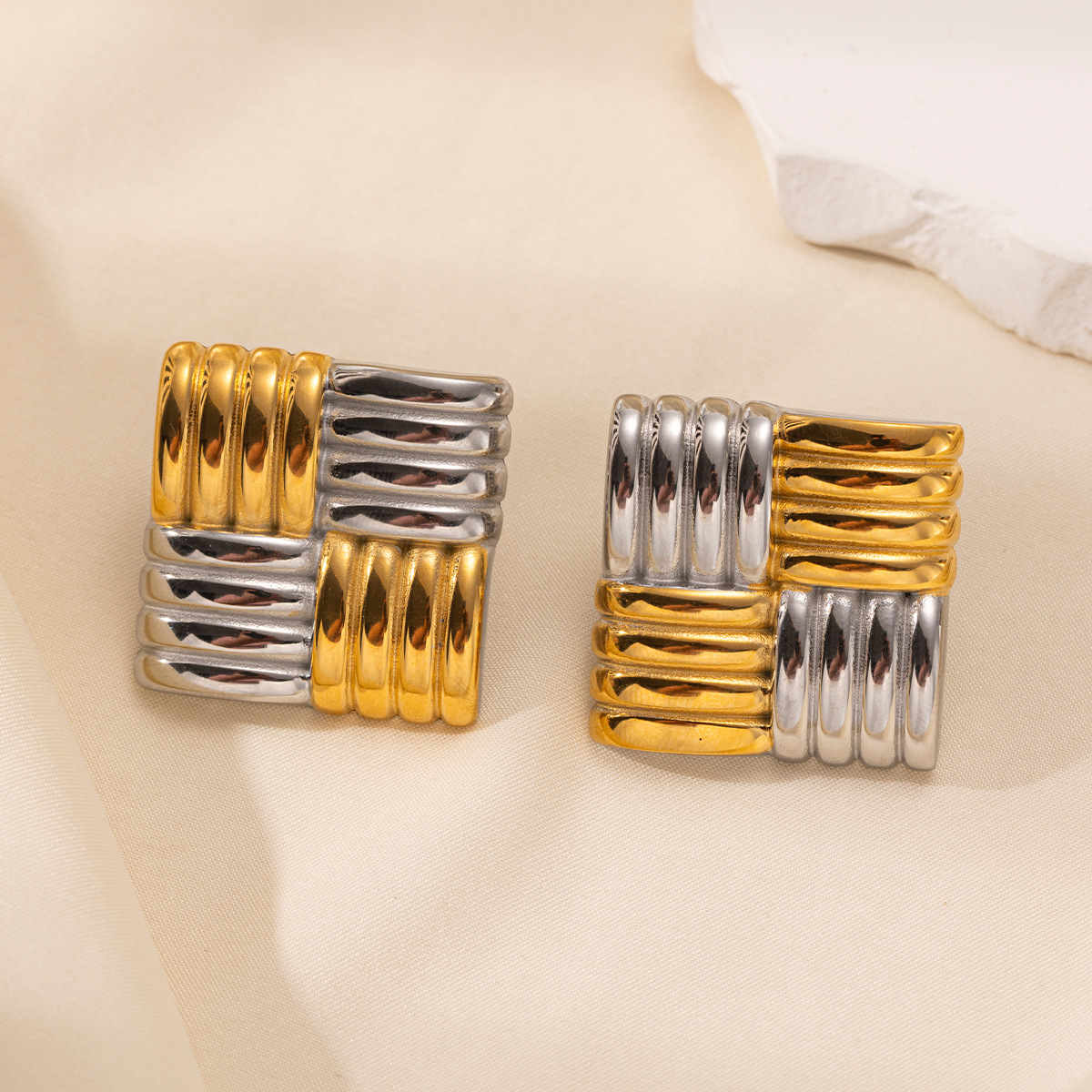 Taina estilo europeo y americano pendientes de acero inoxidable lujo ligero de alta calidad estilo de diseño versátil sensación de pendientes de acero de titanio para mujeres no se desvanecen