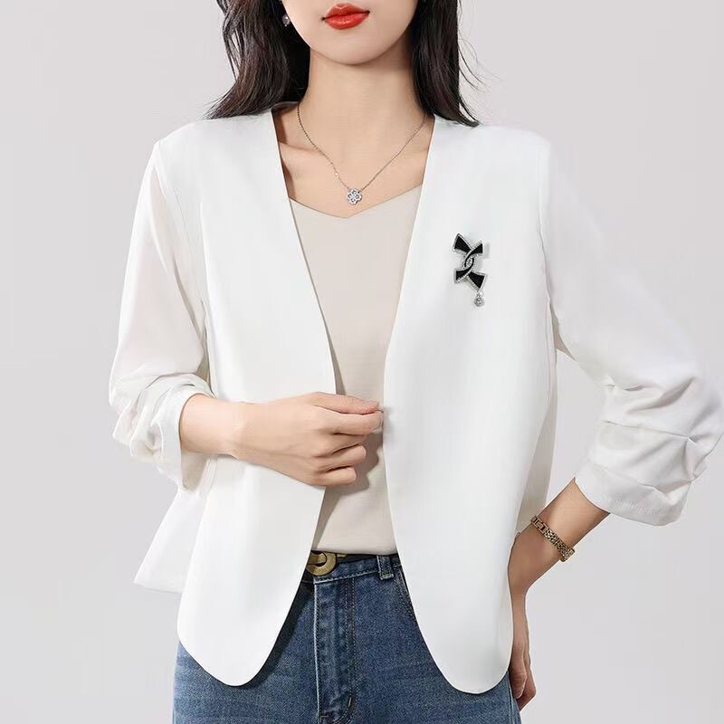 Simple Collarless Thin Blazer for Women, New Spring/Summer 2026 Style, Pleated Three-Quarter Sleeves, Textured Sun-Protective Top, Includes Brooch