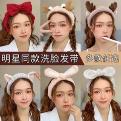ヘアバンドの女性が顔を洗っています。