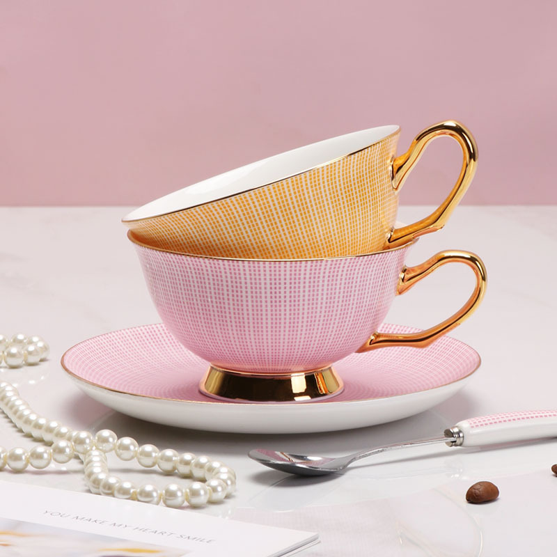 Taza de café de porcelana fresca y platillo traje americano pequeño juego de té de la tarde de lujo dopamina moda taza de té perfumada
