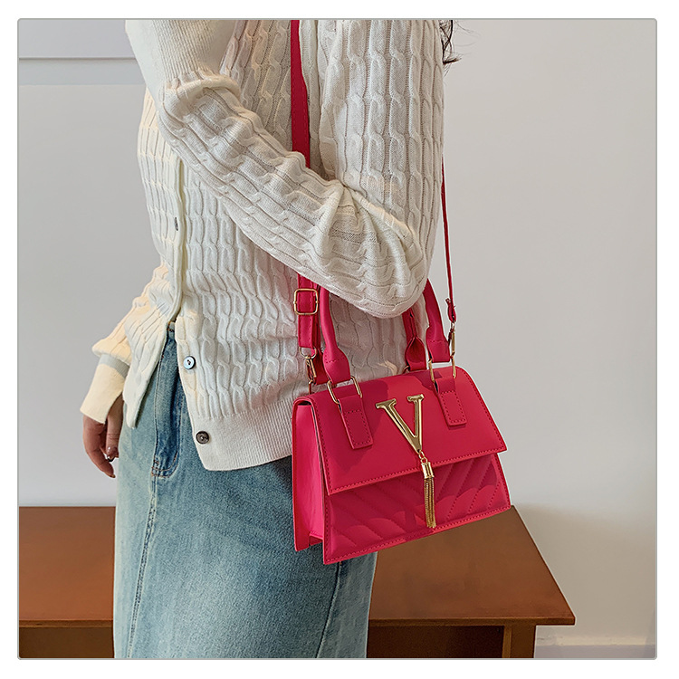This year, trendy, fashionable and high-quality handbags are in vogue. Women's bags with stylish tassels and unique diagonal patterns are single-shoulder crossbody women's bags undefined
