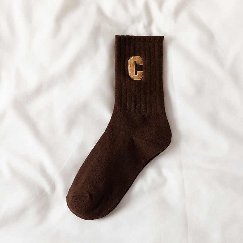 Bordado de letras grande C calcetines de algodón peinado a media pierna de las mujeres Otoño e Invierno de moda a rayas largas calcetines de mujer de color sólido algodón al por mayor
