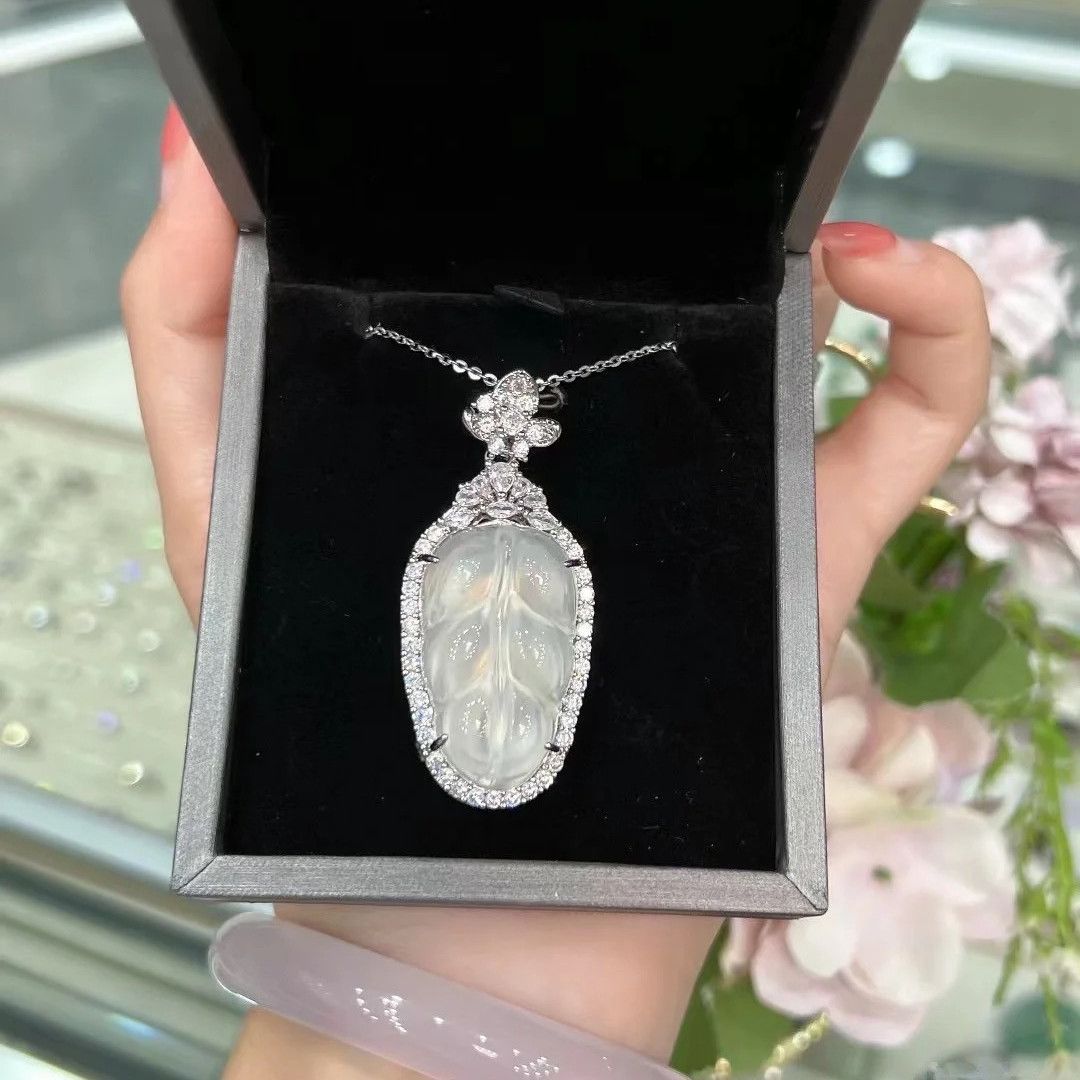 Mặt dây chuyền chalcedony tự nhiên hình lá bàng cao cấp kèm giấy chứng nhận