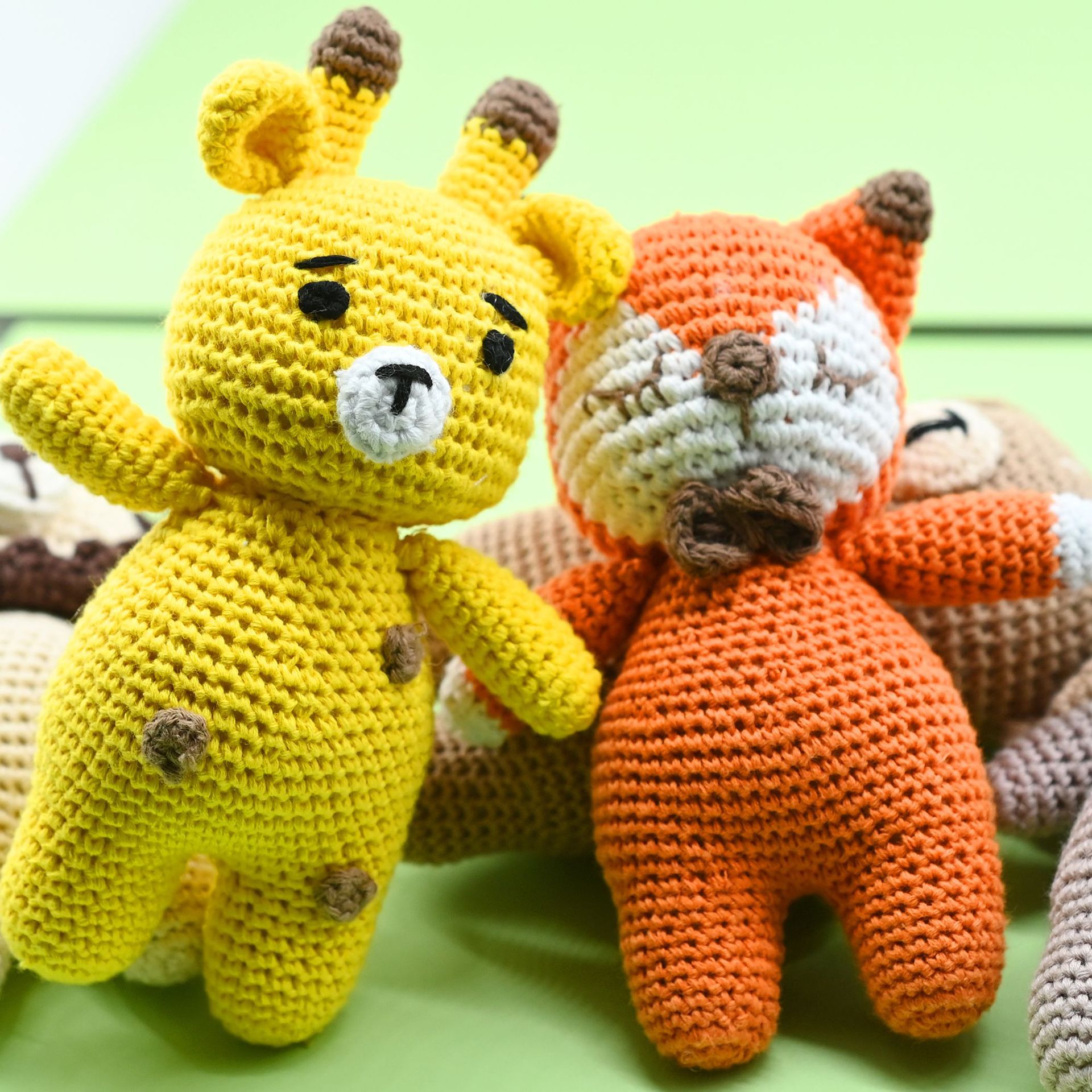 Nuevo estilo creativo tejido a mano ganchillo campana peluche muñeca caja de regalo animal de punto muñeca de bricolaje para niños