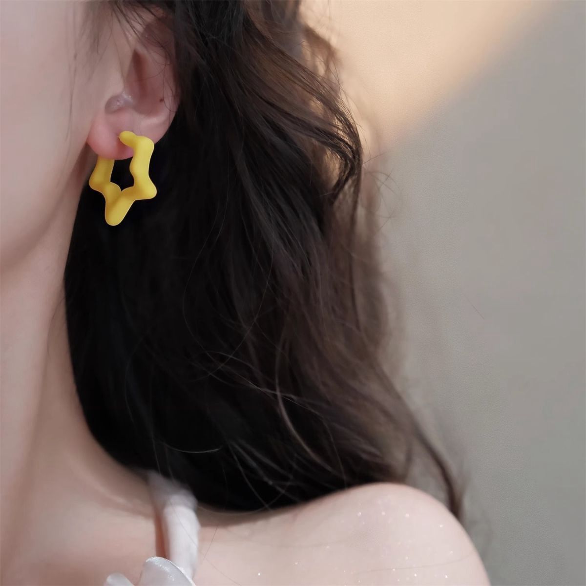 Fresh and Simple Green Earrings for Women, Niche Design with a Sense of Style, 2025 New Popular High-End Versatile Stud Earrings