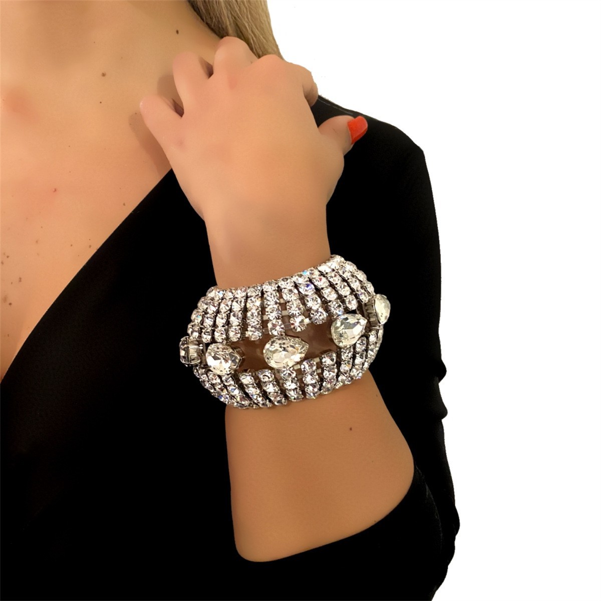 Fashionable trend elegant bracelet drop-shaped