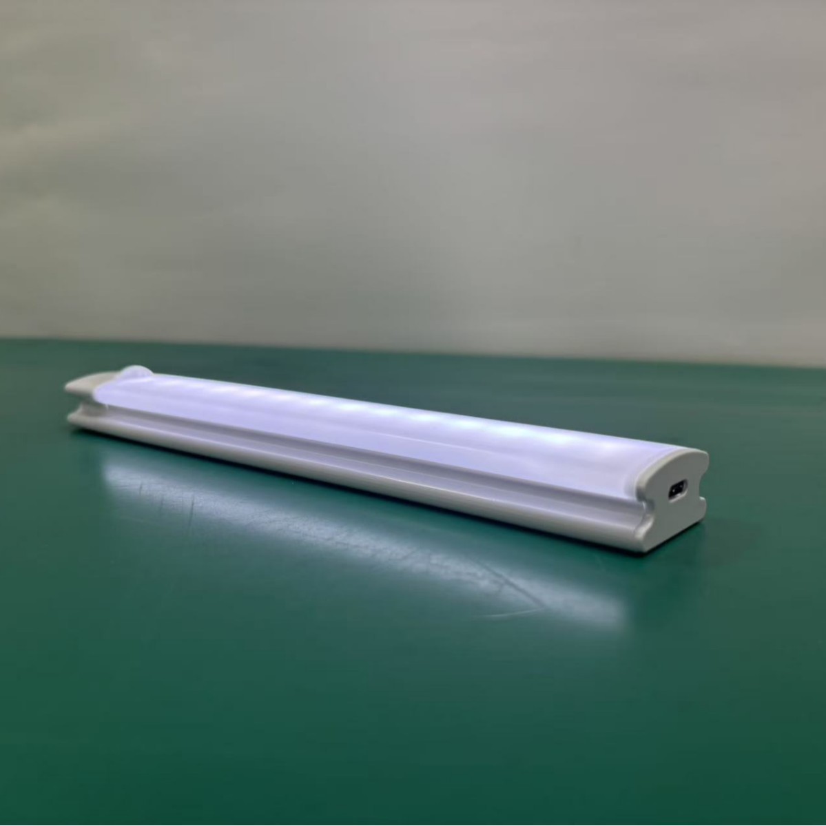 Nueva lámpara de inducción de barra larga ultrafina LED pasillo de cocina escalera armario frío calentamiento lámpara de inducción humana