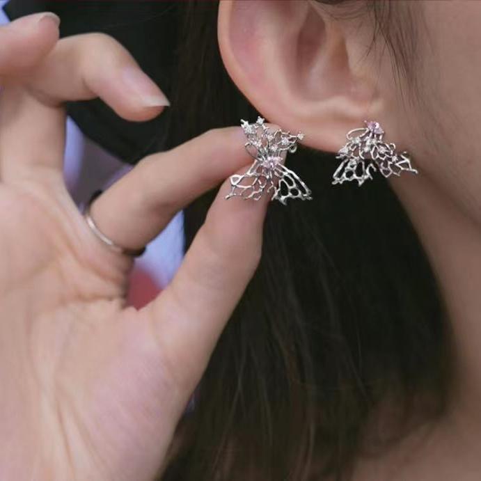 Xuping rosa fantasía metal hueco mariposa pernos de orejas de nicho de alta calidad femenina textura irregular adornos de orejas de aire dulce