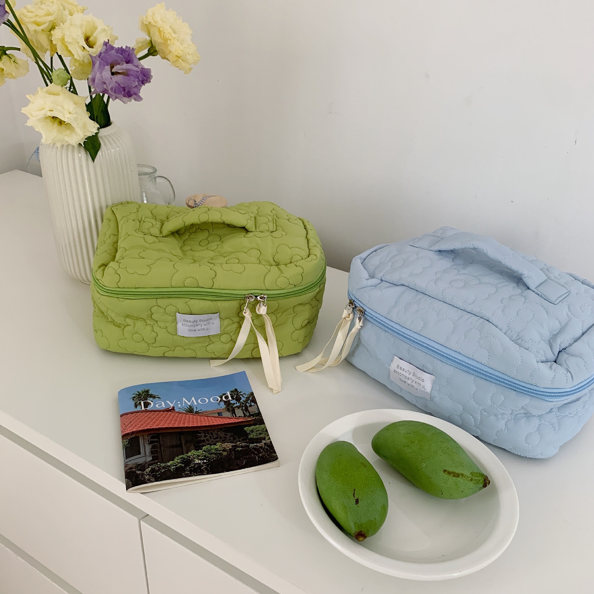 The 2631 Japanese-style fresh color-blocking flower hand-held makeup bag has a large capacity and can be carried hand in hand with a storage bag and a student pen case undefined