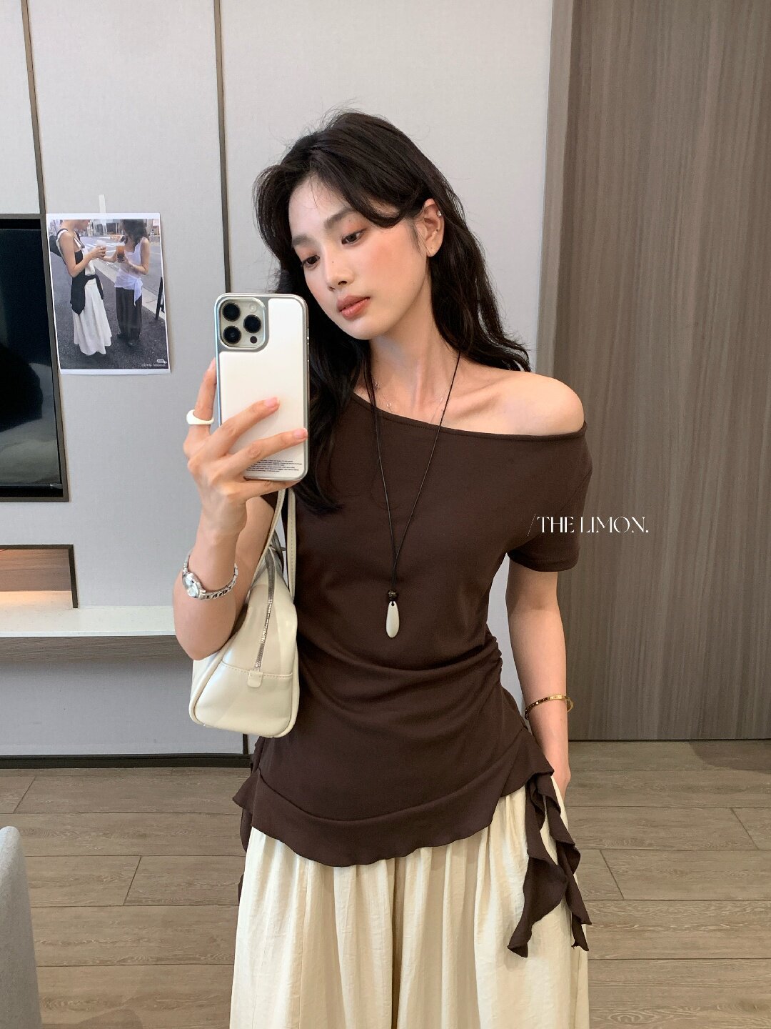 Áo thun nữ tay ngắn thiết kế lệch vai, dây rút eo, phong cách Hàn Quốc — màu đen, Màu cà phê, màu trắng, Xám hoa chi tiết 49