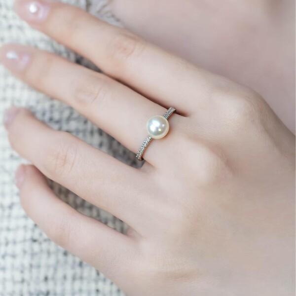 organic fashionable ring from pearl with zircon