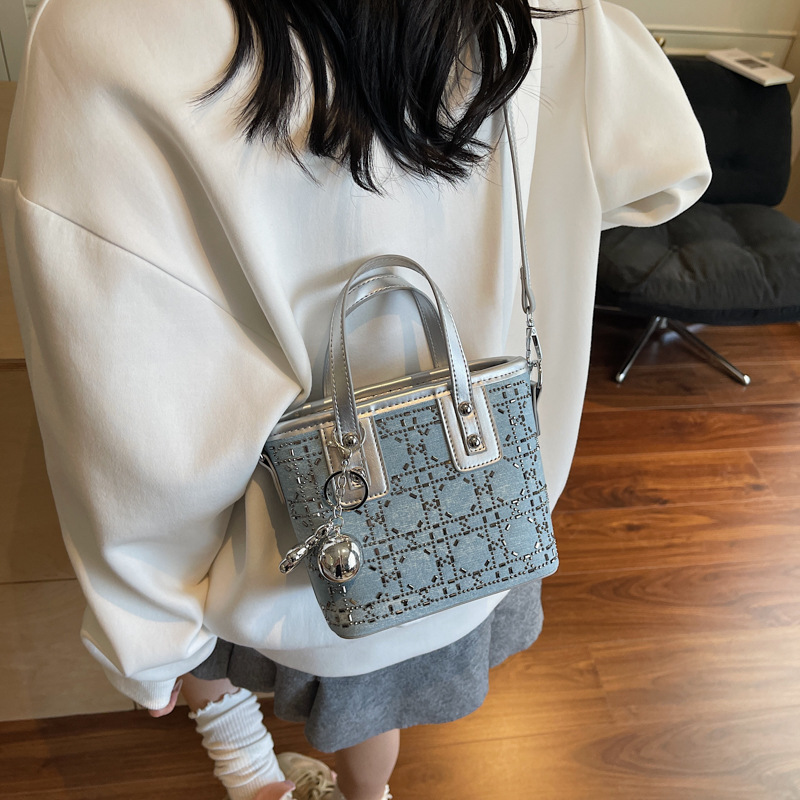 Bolso de cubo de mano popular de verano para mujer 2025 nuevo bolso de hombro de tendencia salvaje estilo occidental bolso de mensajero de viaje de moda