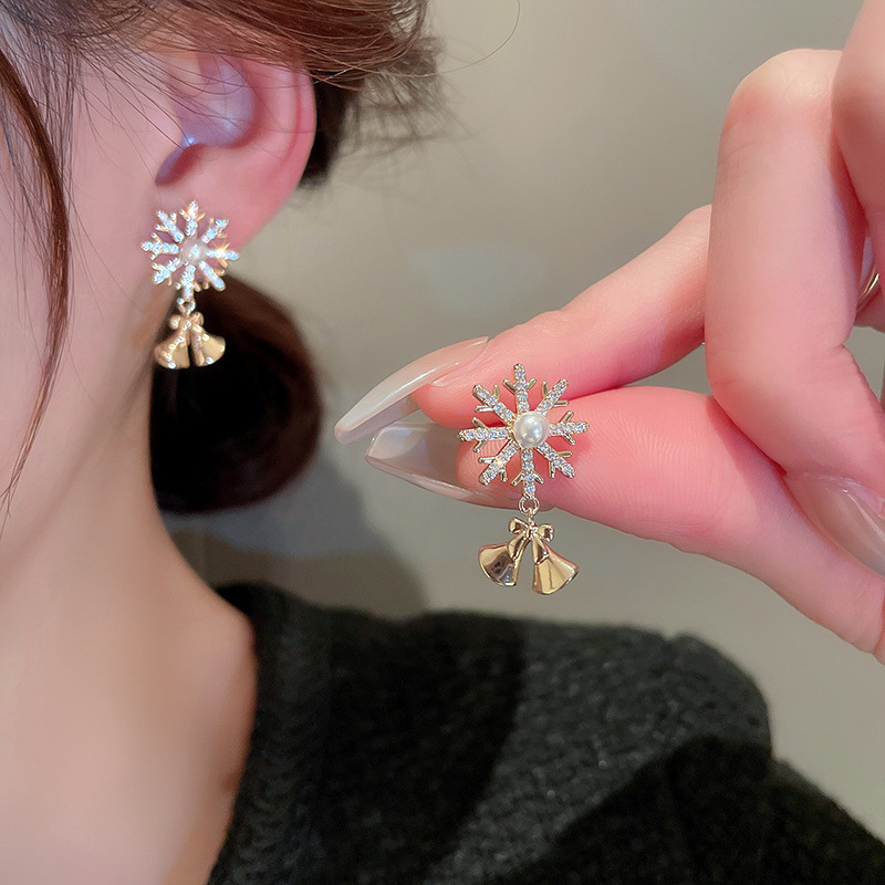 Retro Snowflake Copper Inlay Zircon Earrings 1 Pair