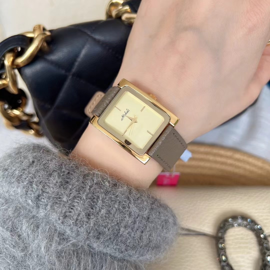 メリッサMishaliの新型銀色の四角形のベルトの腕時計の女性の時計のシンプルな大きい文字板の小さい大衆は金を生放送します。