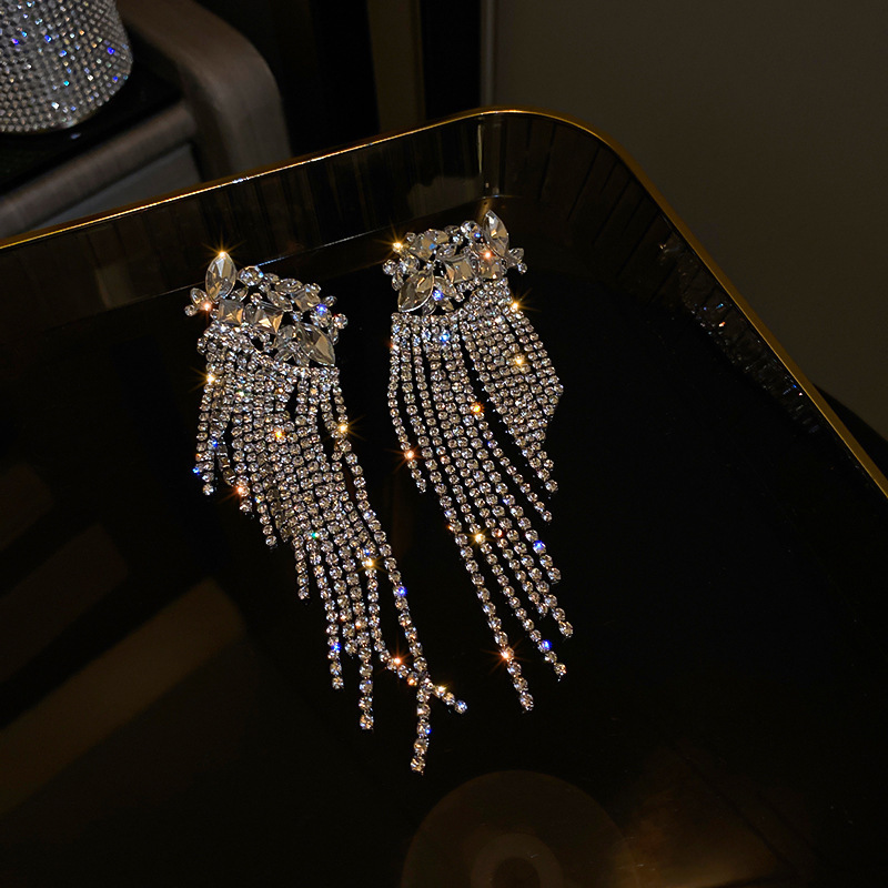 Agujas de plata transfronterizas flores de zircón aretes de bordillo estilo de moda pernos de auriculares lujosos de alto nivel de diseño de auriculares nicho