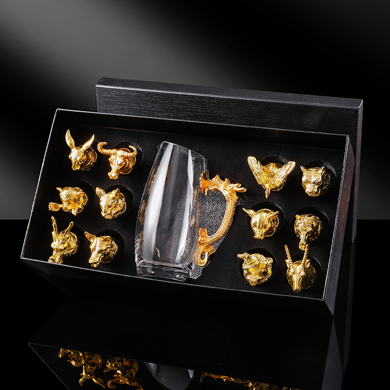 Juego de vino de cristal de alta gama con doce vasos de licor con cabeza de animales del zodiaco, decantador y vasos de chupito pequeños en una caja de regalo.