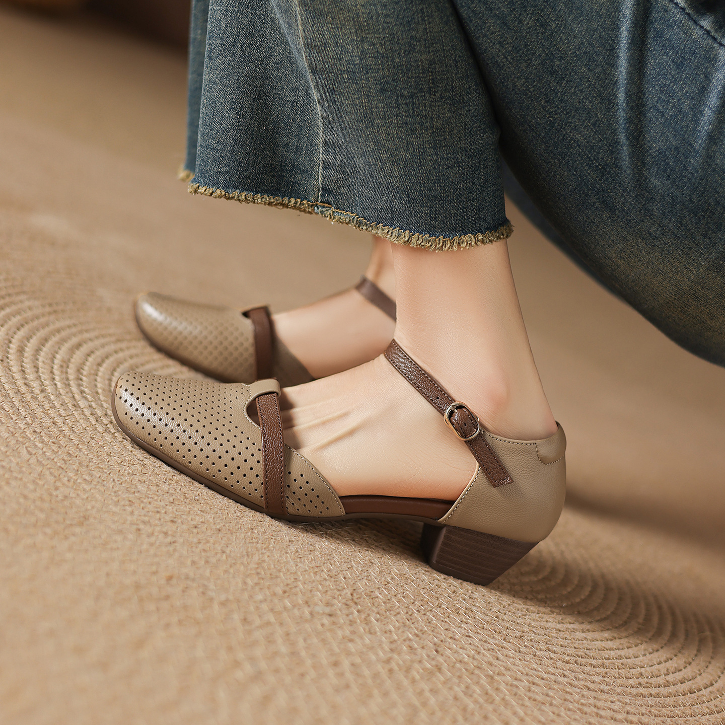 Sandal nữ da cừu mũi kín gót vuông quai ngang khóa một chữ — màu trắng ngà