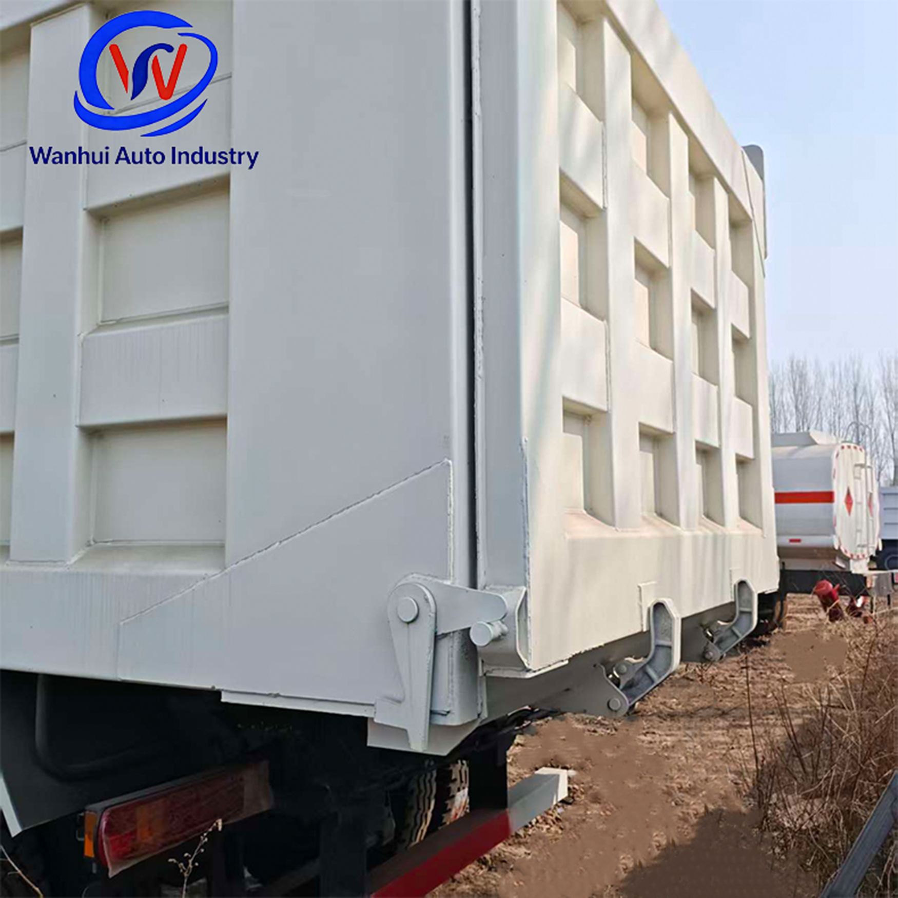 Rear-Turning Dump Truck Howo6*4 for Coal and Sand Transport 8.5m Rear-Turning Dump Truck with Hydraulic Rear Dumping