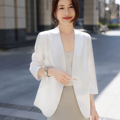 小さいスーツのコートの女性の2024春と秋の薄い金の気質はやせている上着の7分の袖のファッションの百合のサテンのスーツの潮を現します。