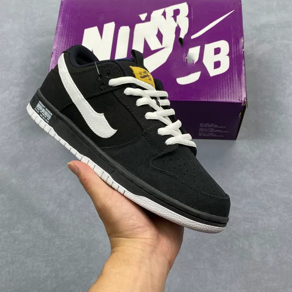 Pure original DUNK sneakers for men and women, high-end SB Low embroidered casual sports shoes, easy-care canvas commuter trendy sneakers